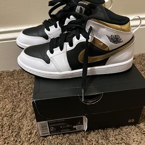 Retro Jordan 1 Mid. Size 2Y. Unisex